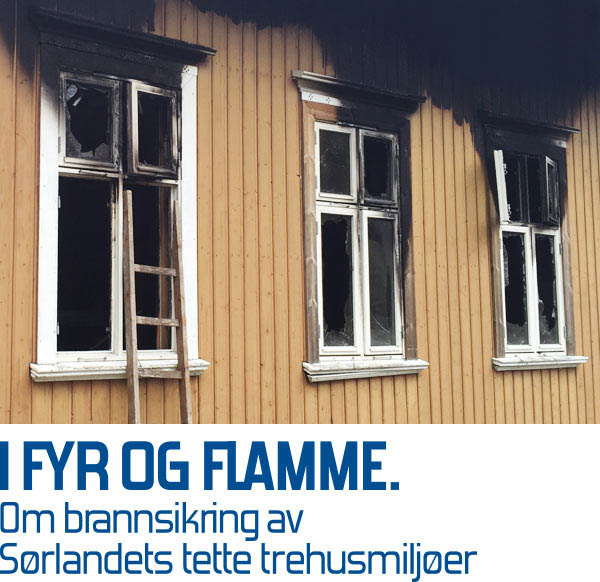 Bilde: Brent hus i Risør. Tekst på bildet: I fyr og flamme. Om brannsikring av Sørlandets tette trehusmiljøer 