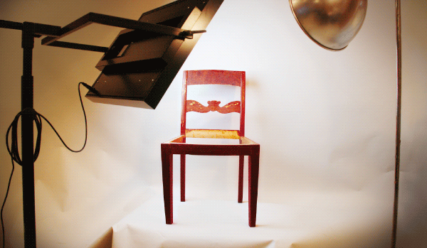 Foto av gammel stol (i fotostudio).